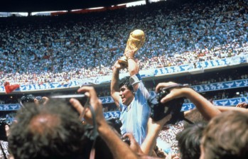 El festejo de Maradona tras vencer a Alemania en la final del Mundial de México-86. FOTO EFE