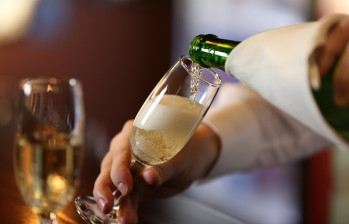 El vino espumoso o champaña puede acompañar todo tipo de comidas. Fotos: Shutterstock
