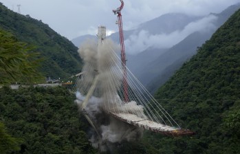 El 11 de julio de 2018 se llevó a cabo la implosión del colapsado puente de Chirajara, el cual se construía en la vía Bogotá-Villavicencio por parte de la concesionaria Coviandes. FOTO colprensa