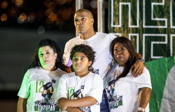 Alexis Henríquez, junto a su familia en la despedida que le hicieron en el estadio Atanasio Girardot el pasado 10 de enero. En ese momento no había decidido retirarse. FOTO carlos velásquez