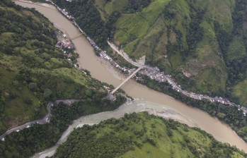 En el POT se debe incluir la reubicación de las personas que viven cerca a los ríos. Foto de Puerto Valdivia. FOTO Esteban Vanegas