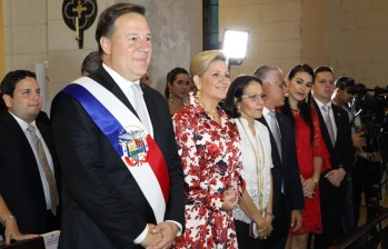 El presidente de Panamá, Juan Carlos Varela, (izquierda), pidió a su pueblo celebrar en unidad los 115 años de vida republicana. Foto Presidencia de Panamá.