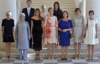 En la segunda fila está Gauthier Destenay, primer cabellero de Luxemburgo, rodeado de las esposas de presidentes y primeros ministros, y de la reina Matilde de Bélgica. FOTO EFE