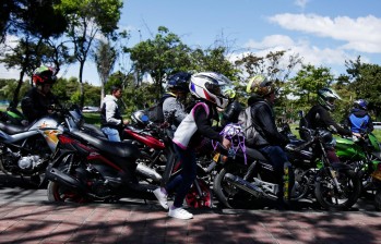 Algunos motociclistas ya reunieron para protestar contra el decreto que prohibió el parrillero en Bogotá. FOTO COLPRENSA