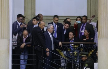 El senador Álvaro Uribe Vélez subió a las barras para encontrar al autor del paracaídas con los cuatro ratones vivos. FOTO Colprensa
