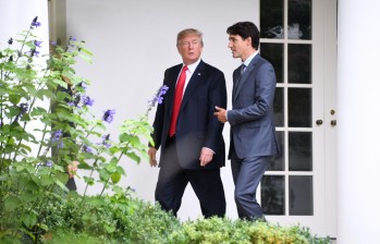 Donald Trump, presidente de Estados Unidos, y Justin Trudeau, primer ministro de Canadá. FOTO: AFP
