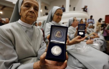 La acogida a la moneda de la Madre Laura, como se vio ayer en Jericó, anticipó que la primera edición de 100.000 unidades será ampliada a 400.000 adicionales. FOTO henry agudelo