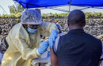 Si bien en años recientes se han desarrollado vacunas para controlar el ébola, el acceso a estas es limitado. FOTO AFP