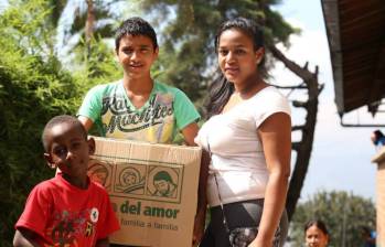 La Caja del amor es una campaña navideña que busca fomentar el regalo de familia a familia, la idea es que se donen alimentos básicos y regalos para los que más lo necesitan. FOTO Cortesía.