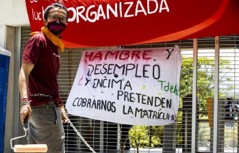 Esteban Romero, estudiante de la Universidad Nacional, ajusta una semana encadenado junto a un compañero en la portería de la sede Medellín. Aún no están en huelga de hambre. FOTO Jaime pérez