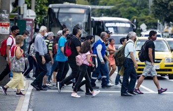 Unas 600 mil personas caminan a diario en la ciudad buscando el transporte público. FOTO Jaime Pérez