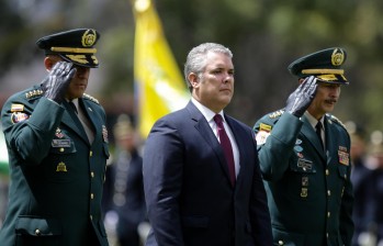 En la foto: Luis Fernando Navarro, Comandante General del Ejército; Presidente Iván Duque (Centro) y General (r) Nicacio Martínez (Derecha) . Foto: Colprensa. 