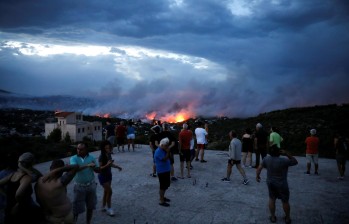 Los habitantes de las localidades de Mati y Rafina, las más afectadas por la coyuntura, aseguraron que nadie les dio aviso para evacuar a zonas seguras. FOTO REUTERS