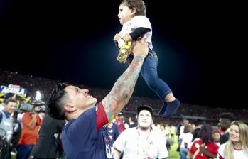 Germán Cano no solo celebró su gol, el título, la medalla y la Copa. Lo hizo también con su hijo Lorenzo. FOTO juan a. sánchez 