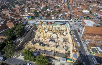 Según la Alcaldía de Medellín, la primera etapa incluyó demolición de la edificación que existía, actividades de excavación, fundaciones y subestructura del proyecto. FOTO juan antonio sánchez