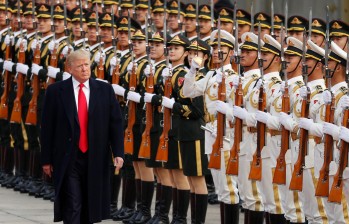 Donald Trump, presidente de EE. UU., este jueves recibiendo honores de las tropas chinas a su llegada a Pekín. FOTO reuters