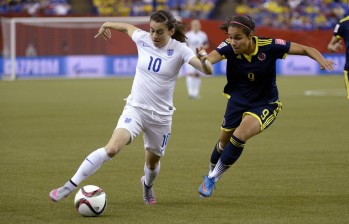 Oriánica Velásquez en la marcación de Karen Carney durante el juego de ayer Inglaterra 2-Colombia 1. FOTO AP