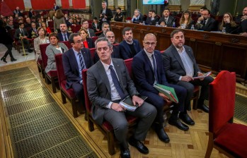Los 12 líderes separatistas catalanes procesados ante el Tribunal Supremo de España durante la primera sesión del juicio. FOTO AFP