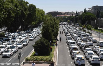 Las principales vías de Madrid, como el Paseo de la Castellana, fueron bloqueadas por un gremio de los taxistas que se resiste al fenómeno de empresas como Uber o Cabify. FOTO afp