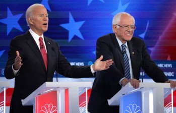 Joe Biden (corbata roja) quedó como favorito en las primarias tras sacarle la delantera a Bernie Sanders (corbata azul) el martes. FOTO Getty