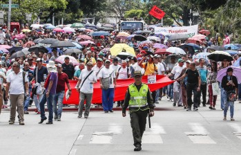 Los maestros paralizaron el país varias veces exigiendo, entre otras cosas, nivelación salarial. En la fotografía aparece una de las marchas que realizaron en el centro de Medellín. FOTO Róbinson sáenz