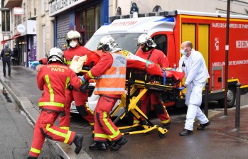 Unidades de bomberos atendieron a los heridos en el boulevard Richard Lenoir, en París. FOTO AFP