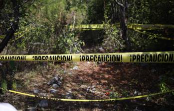 Familiares y equipos forenses continúan la búsqueda de los cuerpos de las víctimas. FOTO REUTERS