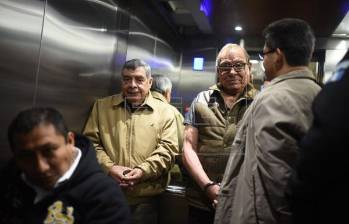 Fotografía de los militares retirados César Octavio Noguera Argueta (i) y Benedicto Lucas García (d) son trasladados al juzgado por el caso de genocidio en Guatemala, el 25 de noviembre del 2019, en Ciudad de Guatemala (Guatemala). EFE/Edwin Bercián/Archivo