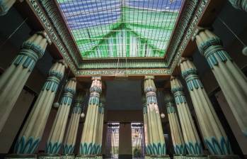 El centro del Palacio está rodeado de columnas que parecen mandalas o “flores de la vida (arriba). En la parte superior, se ve el reverso del libro de los muertos. FOTO donaldo zuluaga