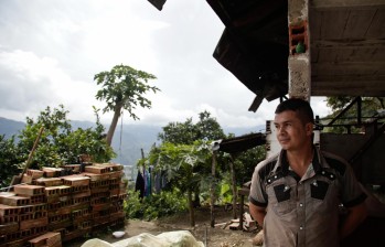 El programa Paz Colombia ha contribuido con el proceso de restitución de tierras. En la foto, una familia beneficiada en Montebello, Antioquia. FOTO COLPRENSA