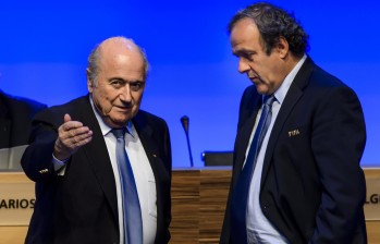 Joseph Blatter (izquierda) dice que apelará la decisión, Michel Platini aún no se pronuncia. FOTO. AFP
