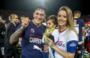 Germán Cano junto a su hijo Lorenzo y a su esposa Rocío festejando el título de la Copa Águila-2019. FOTO Juan Antonio Sánchez