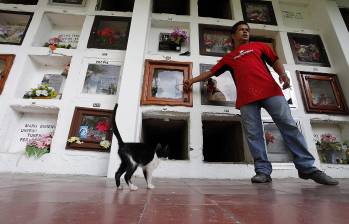 Germán Usme, sepulturero de Amagá, ha dispuesto 14 tumbas los ultimos días para mineros muertos en los socavones. FOTO henry agudelo