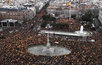 Manifestaciones contra el gobierno de Pedro Sánchez en la Plaza Colón, en Madrid. Según los promotores, en total protestaron 200.000 personas, aunque las autoridades reportaron 45.000. FOTO AFP