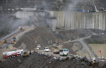 Aprovechando la condición climática favorable, los trabajadores aceleran los trabajos para terminar el llenado prioritario de la presa. FOTO JUAN ANTONIO SÁNCHEZ