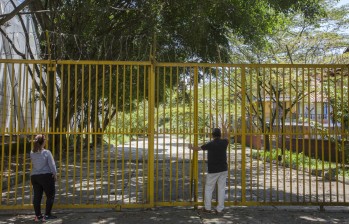 La unidad, ubicada en el barrio Trinidad, es la más cercana al aeropuerto Olaya Herrera. Además, un muro fue ubicado en el lindero para aislar el ruido de la pista. FOTO Edwin bustamante