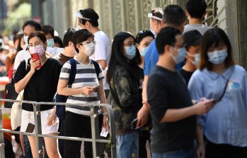 La titular de Sanidad, Sophia Chan, señaló posteriormente en rueda de prensa que la inusual medida se debe a que la urbe se enfrenta a un creciente número de casos. Foto: AFP