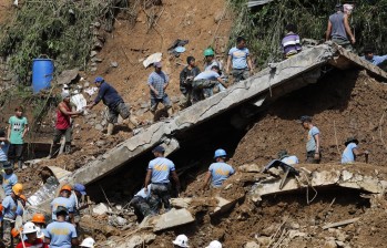 Rescates en una mina en Filipinas sepultada por el tifón Mangkhut. FOTO: EFE