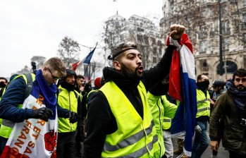 Durante los últimos cuatro sábados, miles de personas han protestado en París en un movimiento sin líderes o estructura definida. Se les llama simplemente los “chalecos amarillos”. FOTO AFP