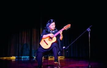 La maestra Enerith Nuñez recibirá la medalla al mérito Daniel Uribe, por su trayectoria interpretando el tiple. FOTO cortesía artista.