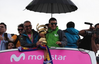 Richard Carapaz con el trofeo que lo acredita como ganador del Giro de Italia. FOTO EFE