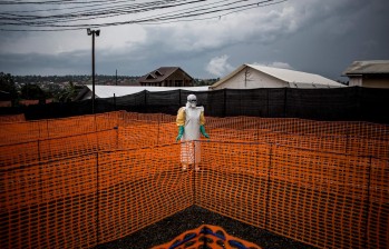 En esta foto de archivo tomada el 07 de noviembre de 2018, un trabajador espera para atender a un paciente con ébola. FOTO AFP