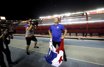 Ondeó orgulloso la bandera de Panamá, pero se declaró hincha y seguidor de Colombia, siempre. También lamentó que Ecuador se hubiera quedado por fuera del Mundial. FOTO efe 