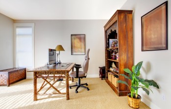 Las oficinas en casa ahora son el común denominador de muchos hogares. La recomendación es organizarlas en zonas donde predomine la iluminación natural y usar una buena silla. FOTO: Cortesía