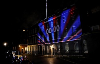 Un reloj de cuenta regresiva digital Brexit muestra 00:00 cuando el tiempo llegó a las en punto, como se proyecta en el frente de 10 Downing Street, la residencia oficial del Primer Ministro de Gran Bretaña, en el centro de Londres FOTO AFP