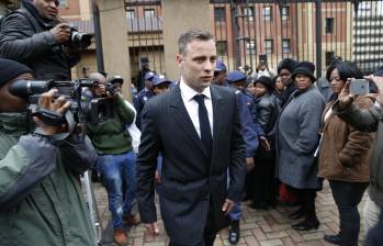 La ley sudafricana prevé una pena mínima de 15 años de cárcel para Pistorius por el homicidio de su novia, la modelo Reeva Steenkamp. FOTO AFP.