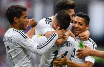 La felicidad de los mexicanos luego de su clasificación a semifinales de la Copa Confederaciones. No obstante, los manitos no se escapan a las críticas, por su tipo de juego, en su país. FOTO afp