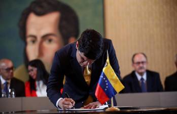 El Gobierno de Nicolás Maduro y un grupo de partidos de la oposición venezolana presentaron este lunes una mesa de diálogo nacional que contempla el retorno del chavismo a la Asamblea Nacional (AN, Parlamento), la renovación de autoridades electorales y la liberación de “presos políticos”. EFE