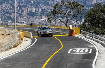 40 kilómetros por hora es el límite de velocidad establecido para los vehículos que transitan por el puente de la Transversal de la Montaña, desde donde se divisa el suroccidente. FOTO Jaime Pérez