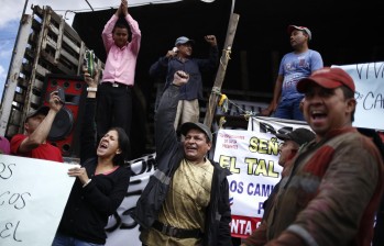 Protesta de camioneros en Fontibón, occidente de Bogotá. Los detenidos deberán responder por desmanes. FOTO COlprensa